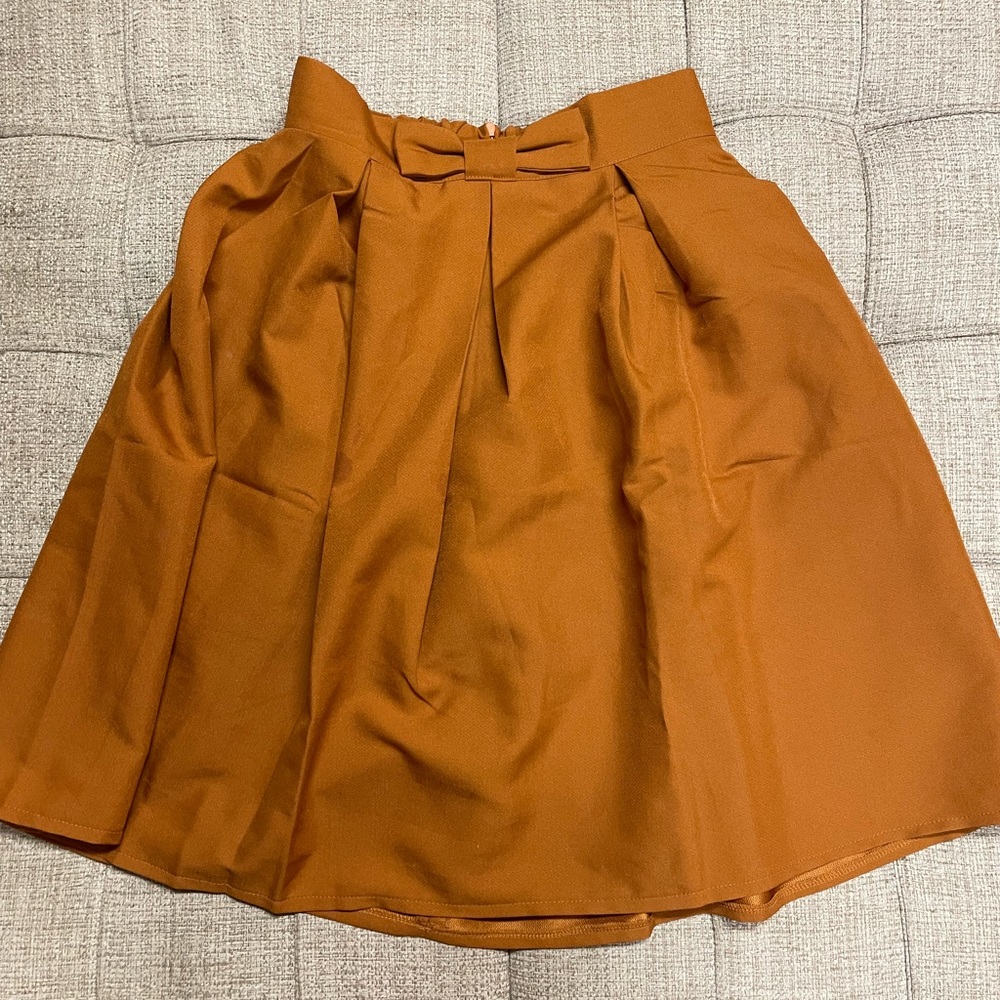 Burnt orange knee length skirt with bow - Size: medium